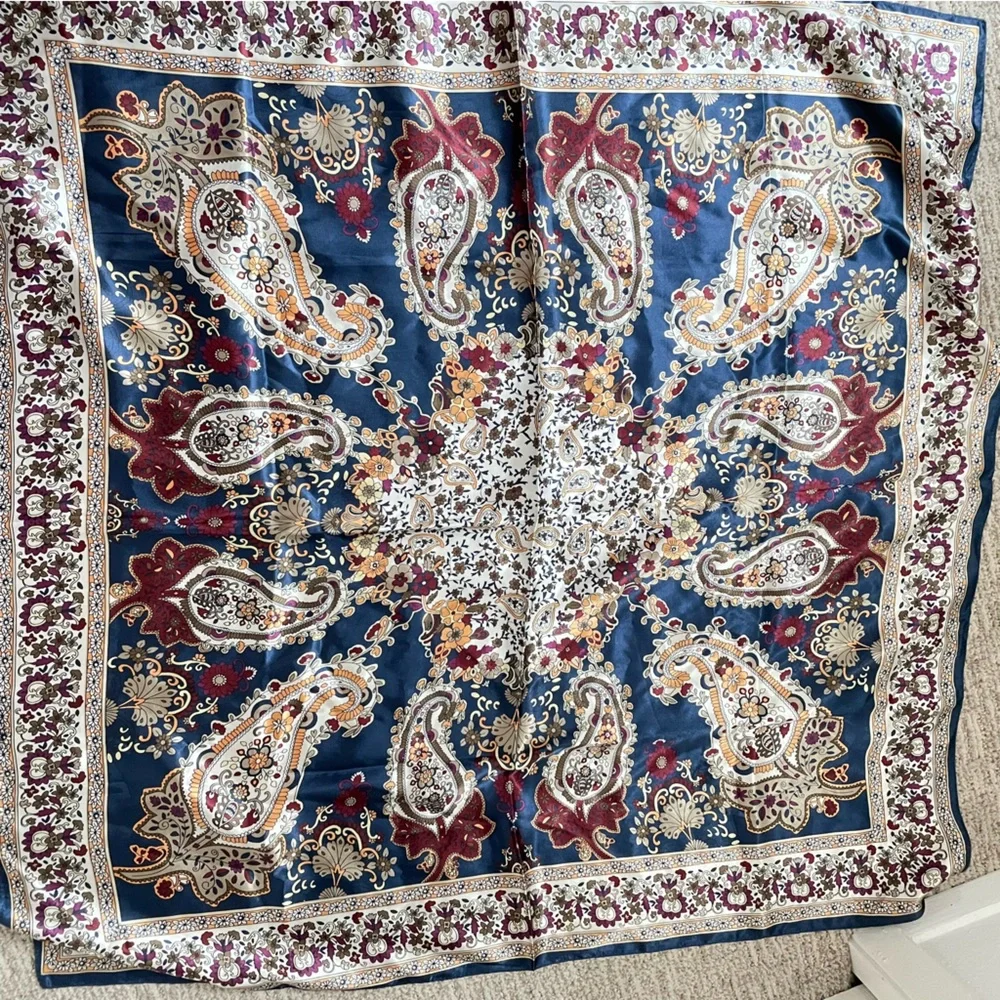 Scarf 90×90cm - Picture 1 of 4